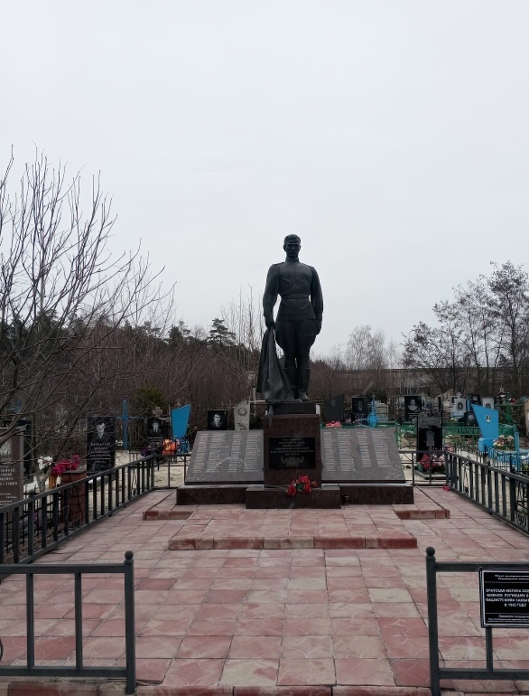 Объект культурного наследия регионального значения «Братская могила советских воинов, погибших в боях с фашистскими захватчиками в 1943 году». Захоронено 108  человек, имена 96 - установлены.